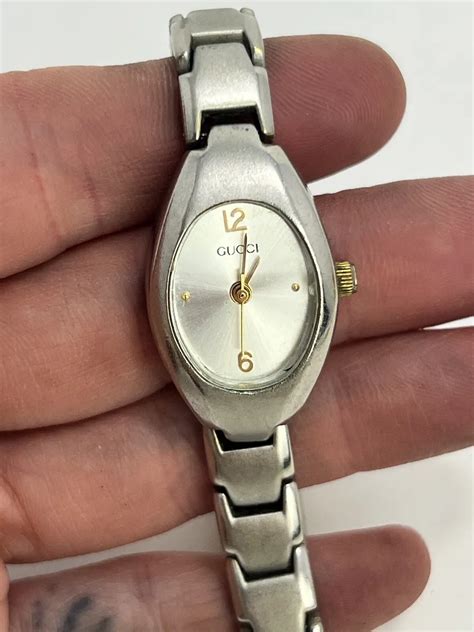 Vintage GUCCI 1500 Oval Dial Women’s Silver Watch 